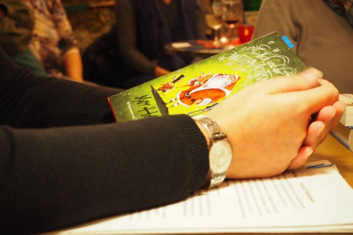 Kursleiterin mit Buch in der Hand